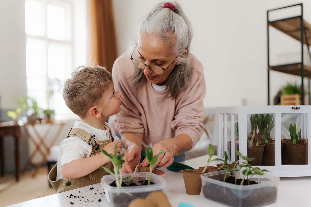 Oma und Enkel planzen Blume